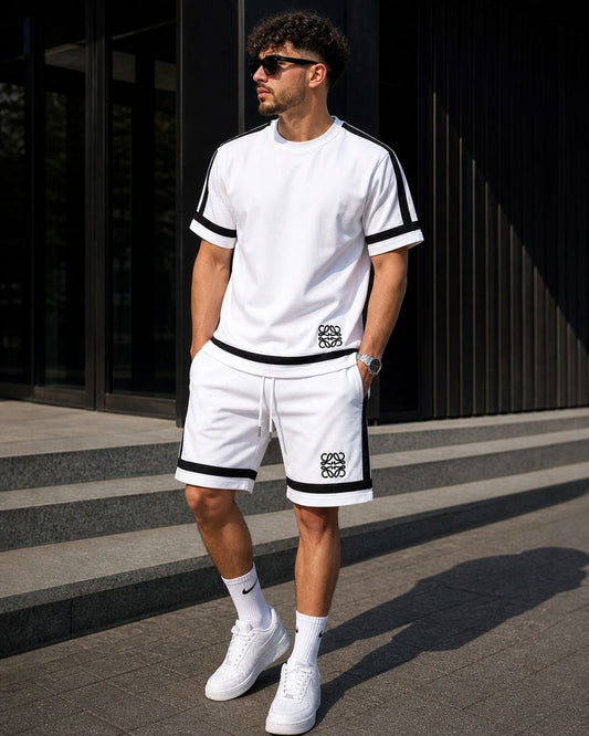 Compleu Streetwear Minimalist Alb – Set Tricou și Pantaloni Scurți cu Benzi Contrastante