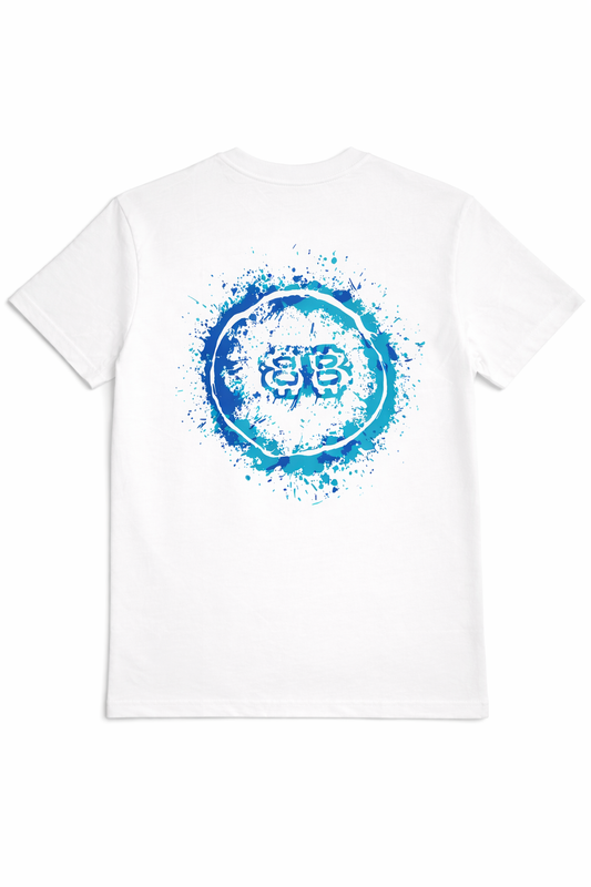 Iată propunerea pentru acest model cu design artistic și vibrant, axată pe prospețime și impact vizual, fără a menționa brandul:  Tricou Premium White cu Imprimeu Artistic "Splash" în Nuanțe de Albastru