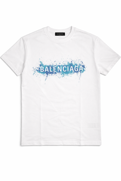 Iată propunerea pentru acest model cu design artistic și vibrant, axată pe prospețime și impact vizual, fără a menționa brandul:  Tricou Premium White cu Imprimeu Artistic "Splash" în Nuanțe de Albastru