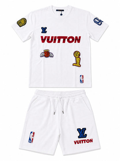 Compleu Streetwear Alb Premium – Set Tricou și Pantaloni Scurți cu Aplicații Grafice Multicolore