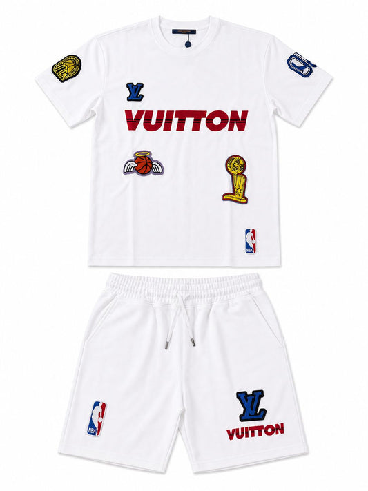 Compleu Streetwear Alb Premium – Set Tricou și Pantaloni Scurți cu Aplicații Grafice Multicolore